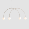 bezowa-wiszaca-lampa-una-4-s-z-lukami-i-kulami