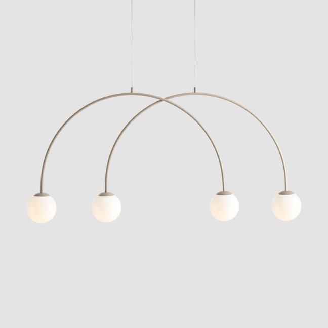 bezowa-wiszaca-lampa-una-4-s-z-lukami-i-kulami