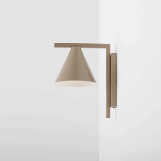 Kinkiet Form beżowy stożkowy metalowy, nowoczesna lampa ścienna do sypialni salonu, minimalistyczne oświetlenie w kolorze taupe na białą ścianę.