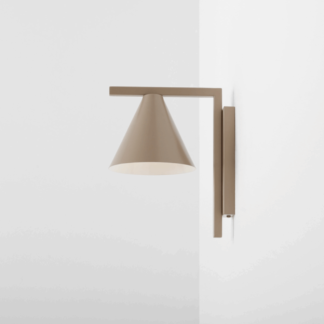 Kinkiet Form beżowy stożkowy metalowy, nowoczesna lampa ścienna do sypialni salonu, minimalistyczne oświetlenie w kolorze taupe na białą ścianę.