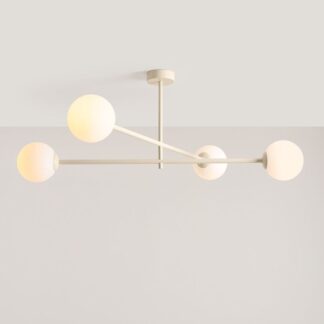 Beżowy, metalowy żyrandol Pinne z czterema szklanymi kloszami w kształcie kuli.