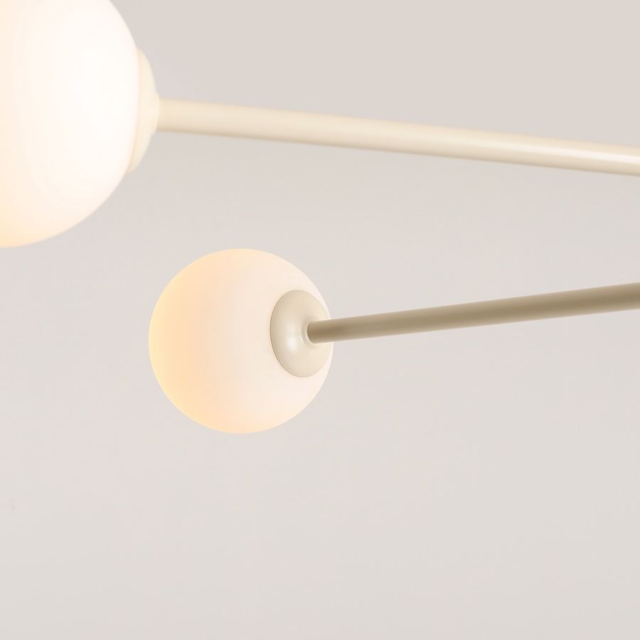 Beżowy żyrandol Pinne z czterema kulistymi kloszami