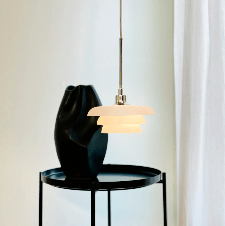Biała wisząca lampa AVA z szklanymi kloszami