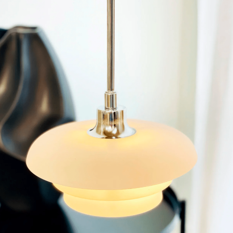 Biała wisząca lampa AVA z szklanymi kloszami