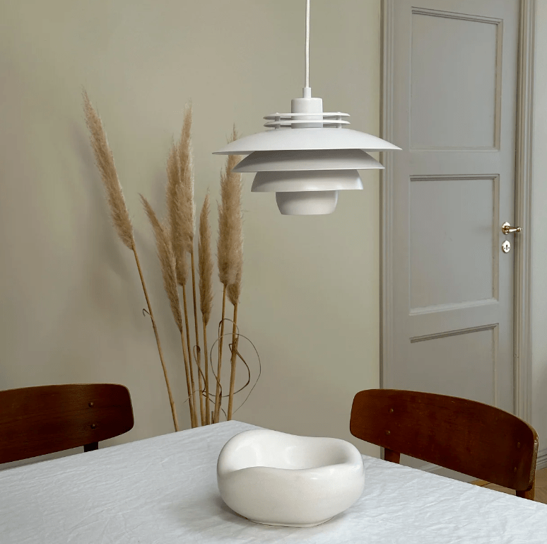 Biała, wisząca lampa Ejka Mini 30 w nordyckim stylu od Dyberg Larsen