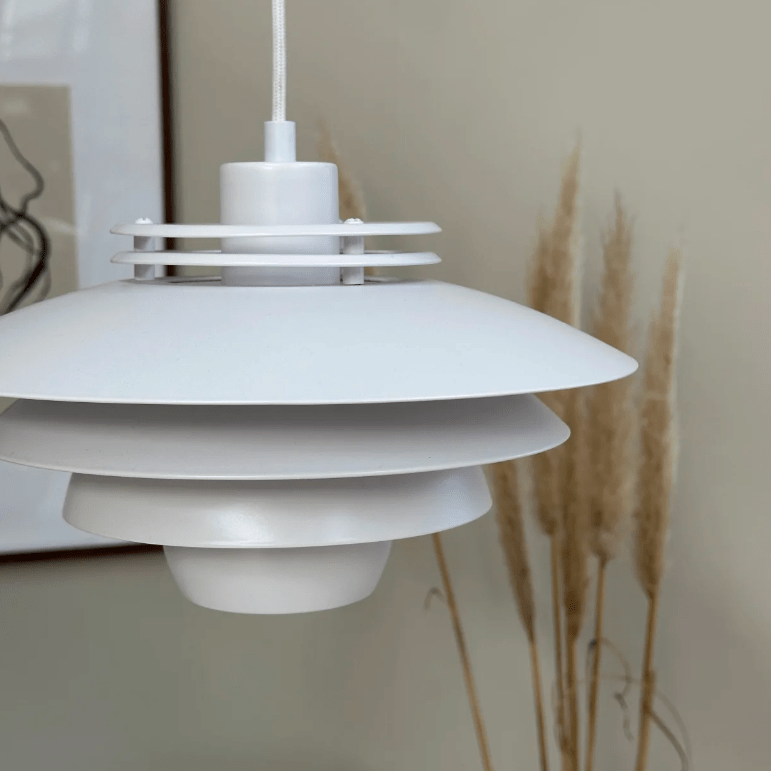 Biała, wisząca lampa Ejka Mini 30 w nordyckim stylu od Dyberg Larsen