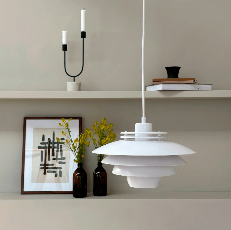 Biała, wisząca lampa Ejka Mini 30 w nordyckim stylu od Dyberg Larsen