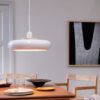 biala-wiszaca-lampa-planet-z-plaskim-kloszem-i-drewnianym-akcentem