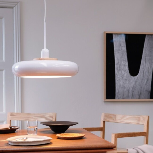 biala-wiszaca-lampa-planet-z-plaskim-kloszem-i-drewnianym-akcentem