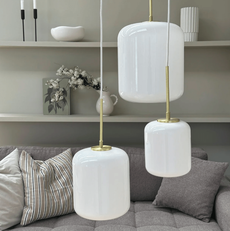 Biała wisząca lampa Silvia D15 z eleganckimi złotymi akcentami