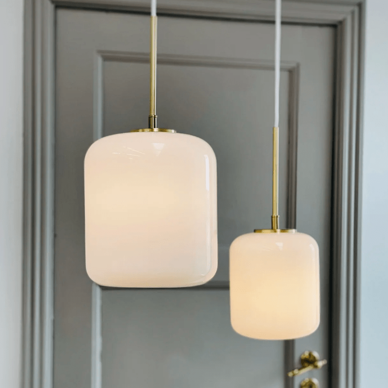 Biała wisząca lampa Silvia D15 z eleganckimi złotymi akcentami