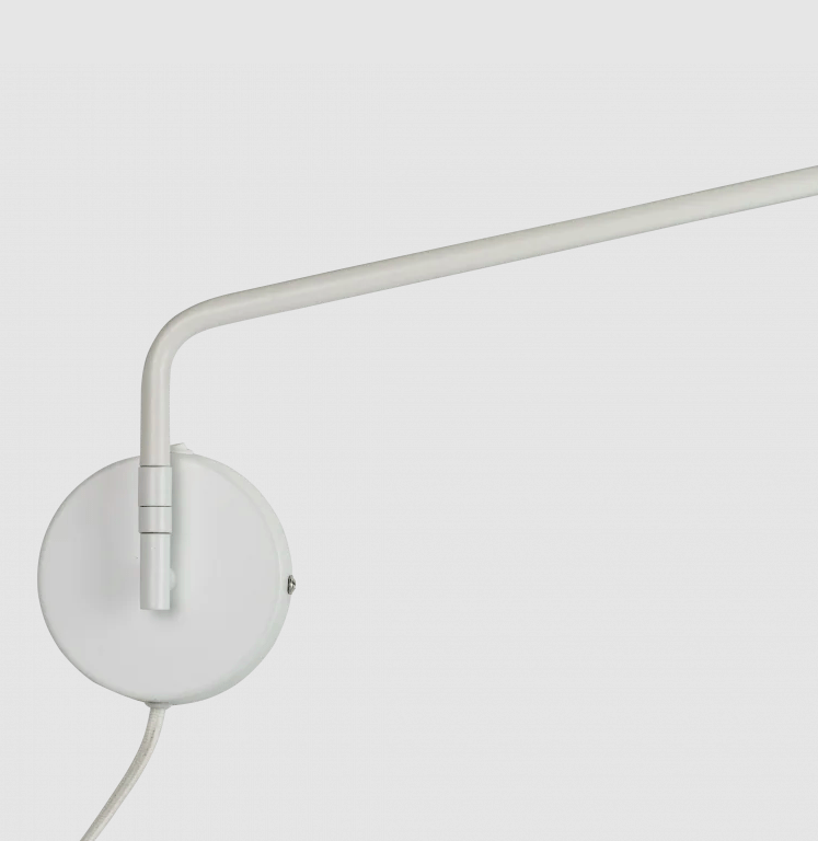 Biały kinkiet Manchester marki Dyberg Larsen, idealny nad łóżko do sypialni