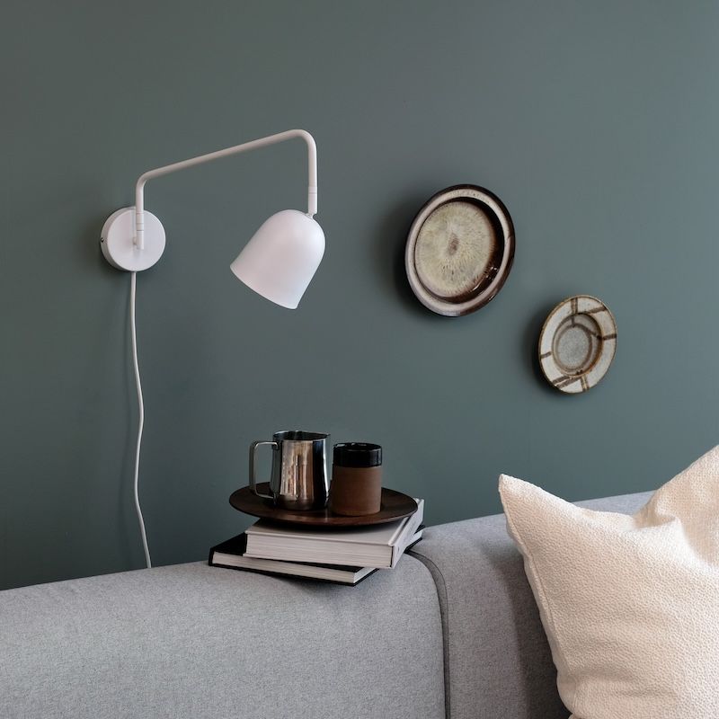 Biały kinkiet Manchester marki Dyberg Larsen, idealny nad łóżko do sypialni