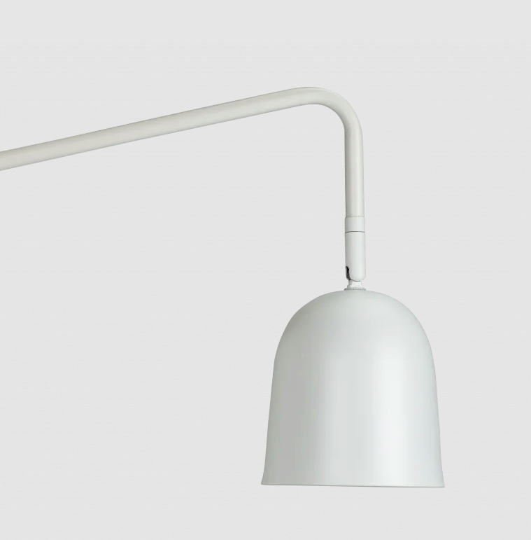 Biały kinkiet Manchester marki Dyberg Larsen, idealny nad łóżko do sypialni