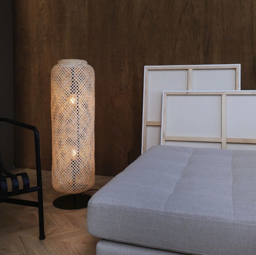 Boho lampa stojąca Boom, wykonana ręcznie z plecionego bambusa