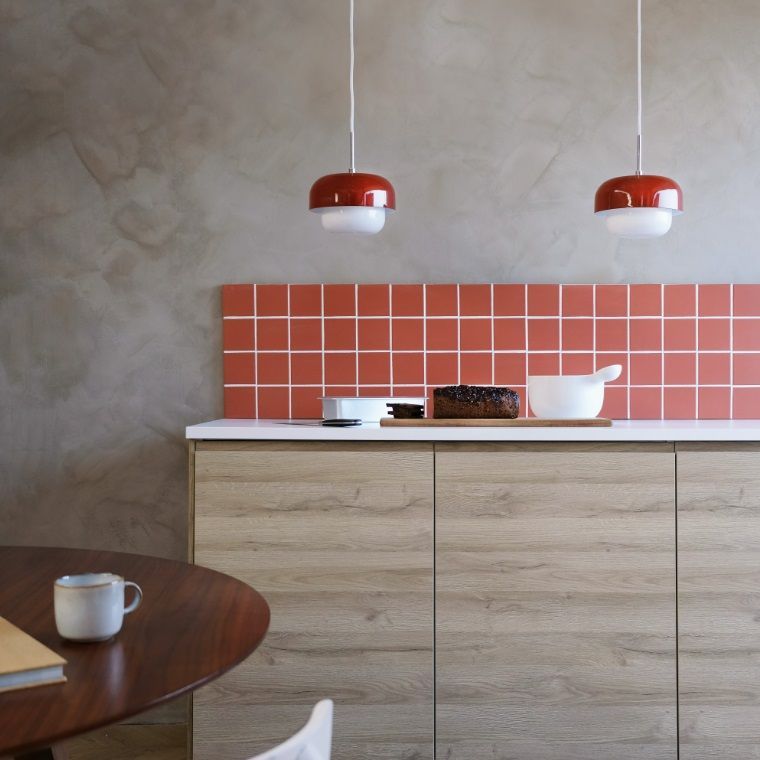 Bordowa lampa wisząca Haipot marki Dyberg Larsen do zamontowania nad wyspą