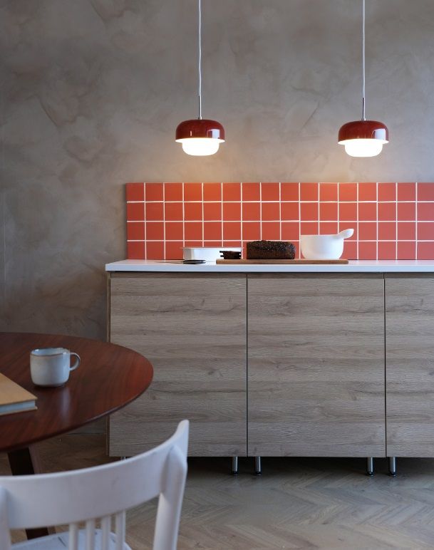 Bordowa lampa wisząca Haipot marki Dyberg Larsen do zamontowania nad wyspą