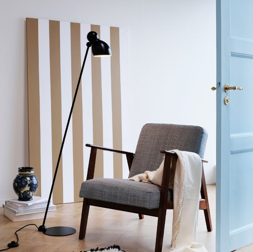 Czarna lampa podłogowa Ludo w stylu skandynawskim