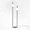 czarna-lampa-podlogowa-the-sixth-sense-led-z-dwiema-bialymi-kulami-do-salonu