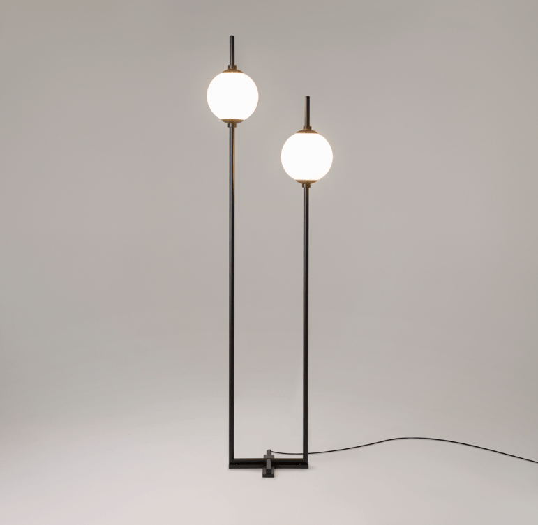 Czarna lampa podłogowa The Sixth Sense LED z dwiema białymi kulami do salonu