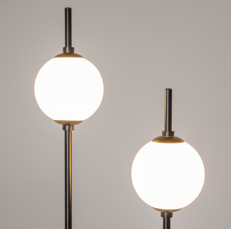 Czarna lampa podłogowa The Sixth Sense LED z dwiema białymi kulami do salonu