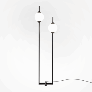 czarna-lampa-podlogowa-the-sixth-sense-led-z-dwiema-bialymi-kulami-do-salonu
