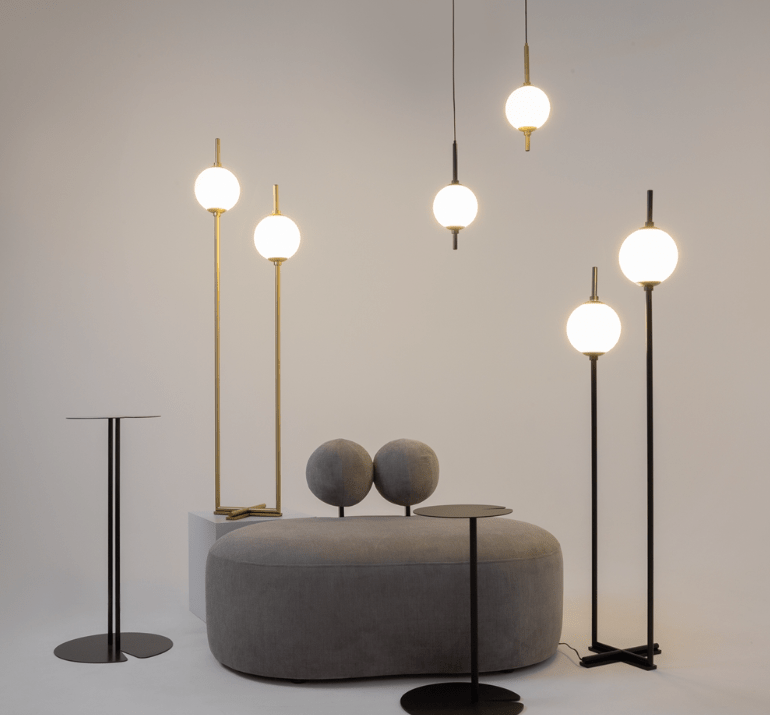 Czarna lampa podłogowa The Sixth Sense LED z dwiema białymi kulami do salonu