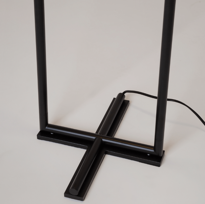 Czarna lampa podłogowa The Sixth Sense LED z dwiema białymi kulami do salonu