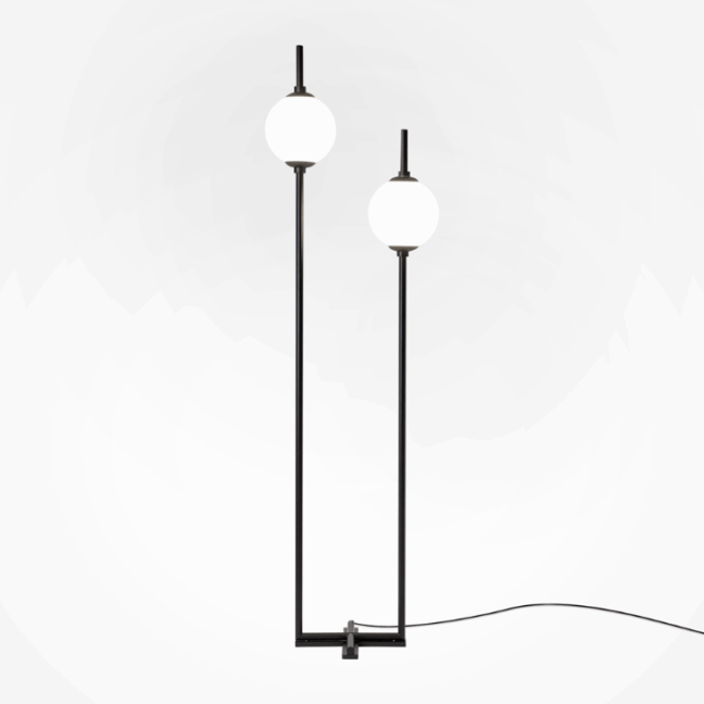 czarna-lampa-podlogowa-the-sixth-sense-led-z-dwiema-bialymi-kulami-do-salonu