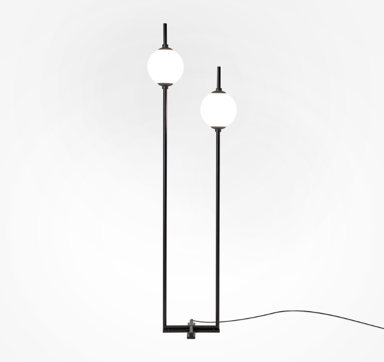 Czarna lampa podłogowa The Sixth Sense LED z dwiema białymi kulami do salonu