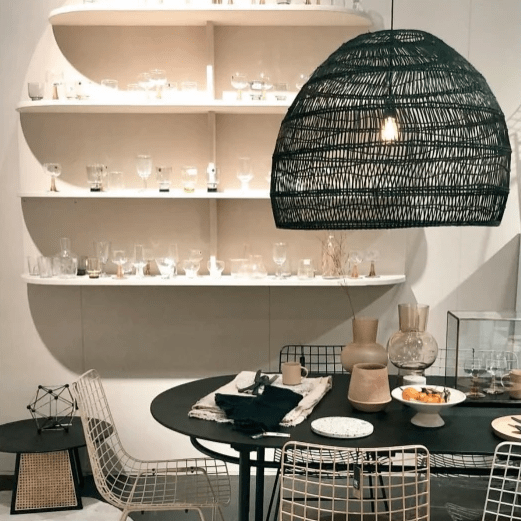 Czarna rattanowa lampa wisząca Cezar L w stylu boho od Monnarita