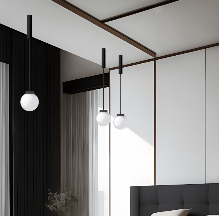 Czarna oprawa wiszącej lampy iO mini w opalowym wykończeniu