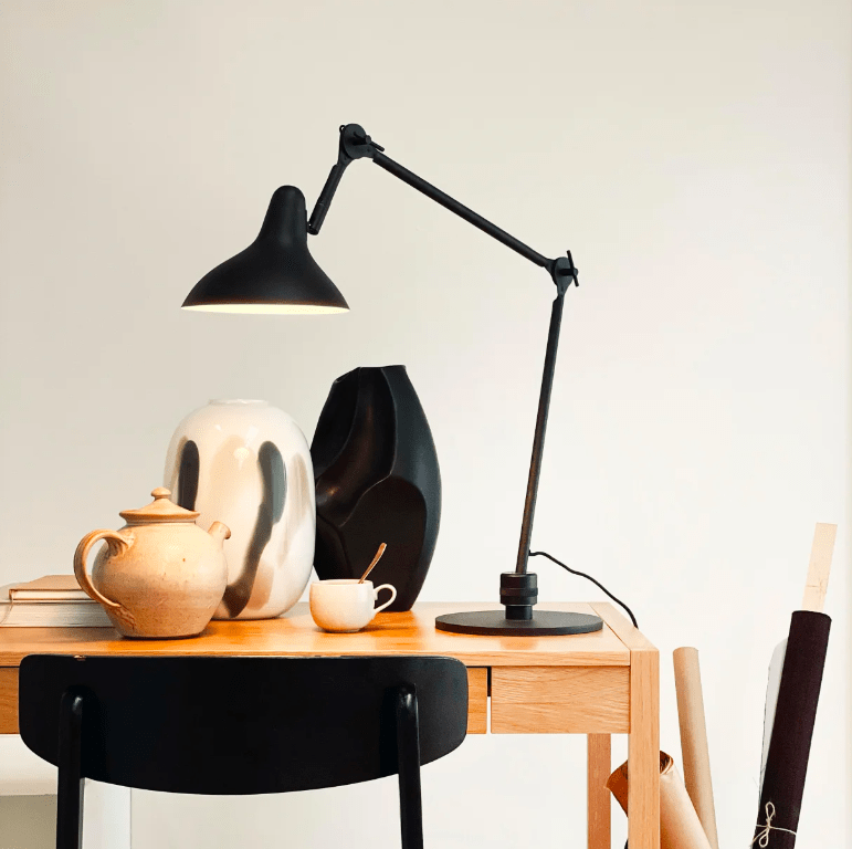 Czarna skandynawska lampa stołowa Lotus o dużych rozmiarach, idealna do gabinetu