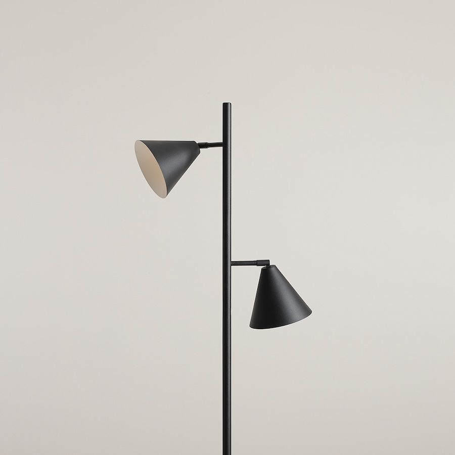 Czarna stojąca lampa Form z dwoma regulowanymi stożkowymi kloszami