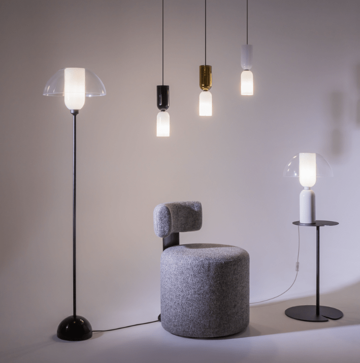 Czarna stojąca lampa Memory w kształcie grzybka z ceramiczną podstawą i szklanym kloszem