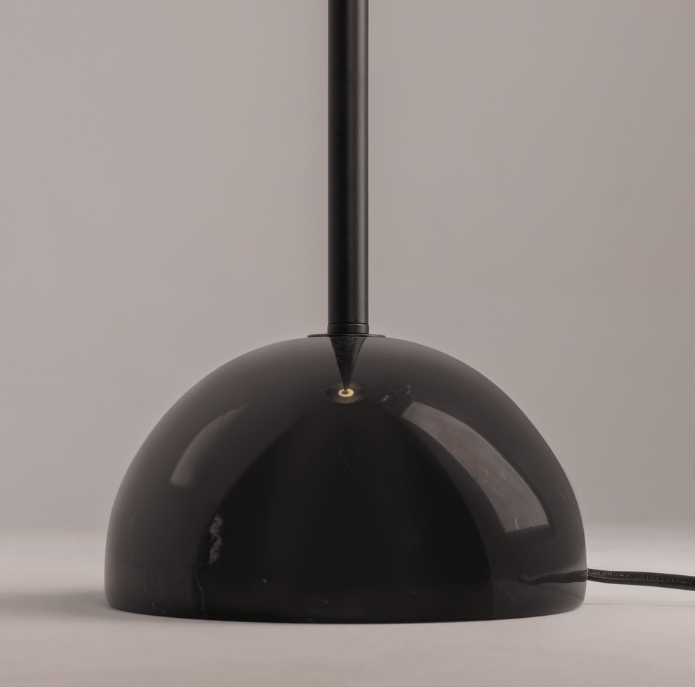 Czarna stojąca lampa Memory w kształcie grzybka z ceramiczną podstawą i szklanym kloszem