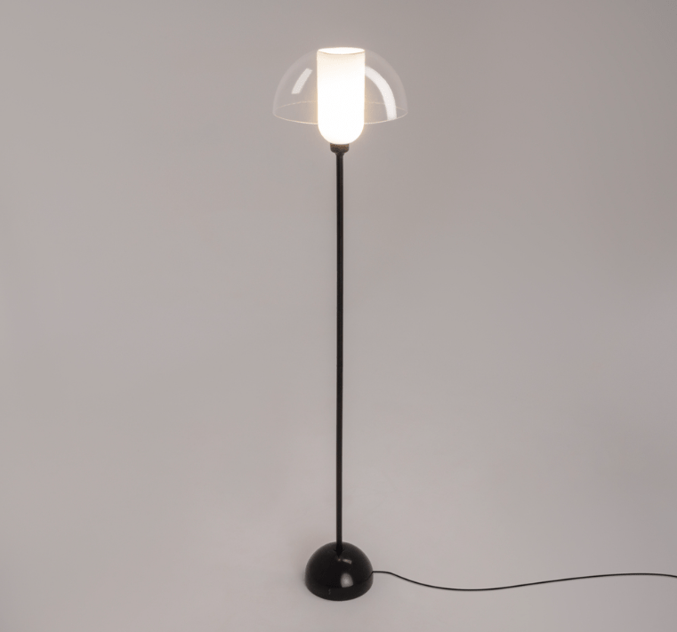 Czarna stojąca lampa Memory w kształcie grzybka z ceramiczną podstawą i szklanym kloszem