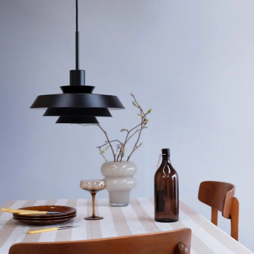 Czarna wisząca lampa DL30 nad stół w stylu nordyckim