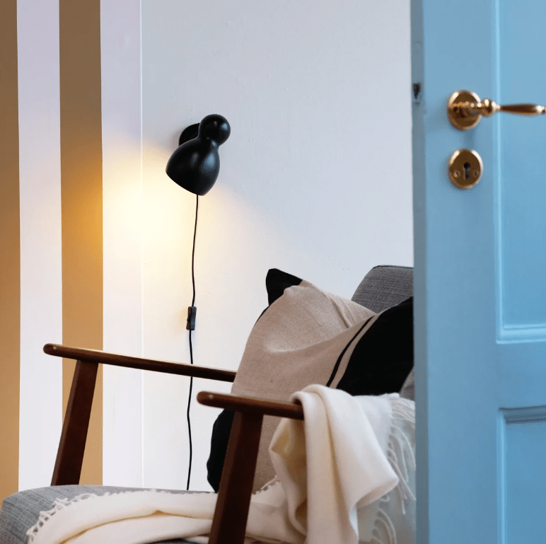 Czarny kinkiet Ludo z regulacją i wbudowanym włącznikiem