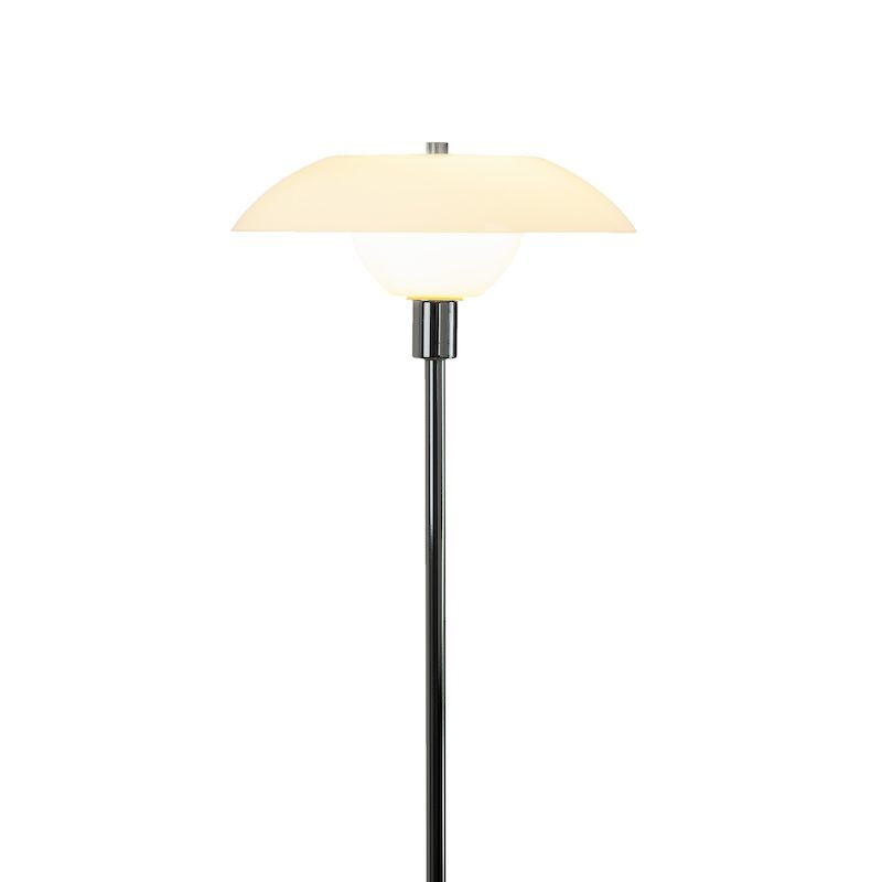 Duńska lampa podłogowa Bergen z srebrną podstawą i szklanym kloszem