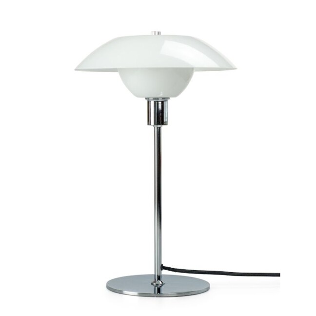 Duńska lampa stołowa Bergen z kremowym, parasolowym kloszem na chromowanej podstawie. Minimalistyczny, skandynawski design zapewniający rozproszone światło do nowoczesnych wnętrz.