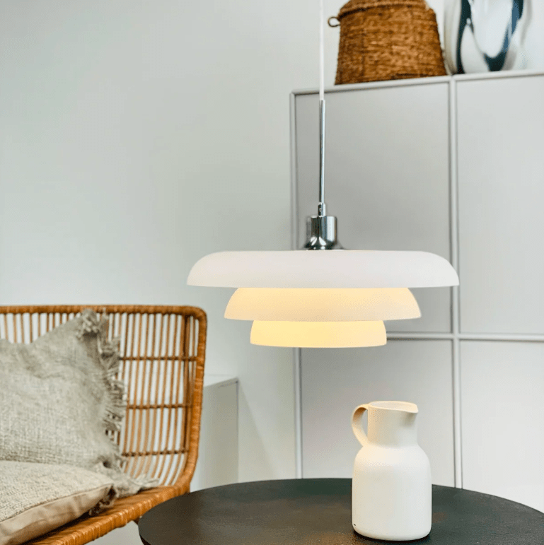 Duża wisząca lampa AVA 40 w białym kolorze ze srebrną podsufitką do salonu nad stół