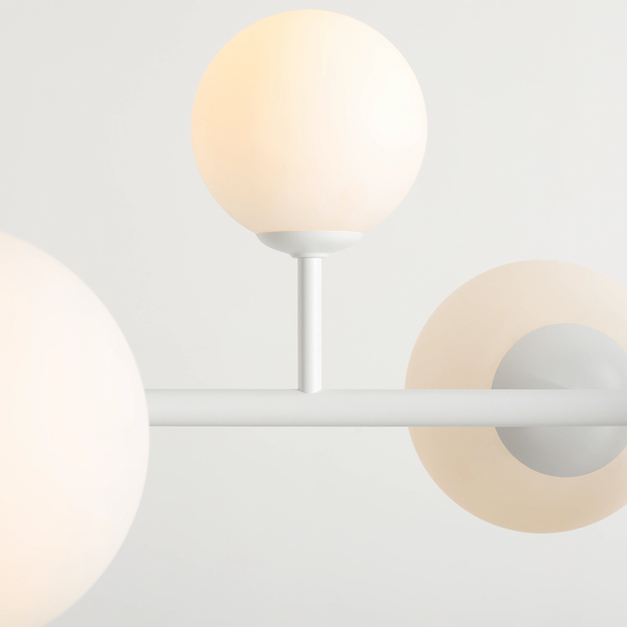 Duży biały żyrandol Dione 9 z kulistymi kloszami na wydłużonym stelażu