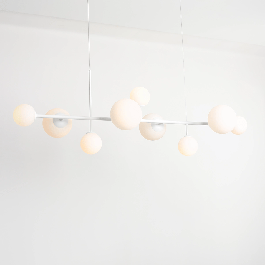 Duży biały żyrandol Dione 9 z kulistymi kloszami na wydłużonym stelażu