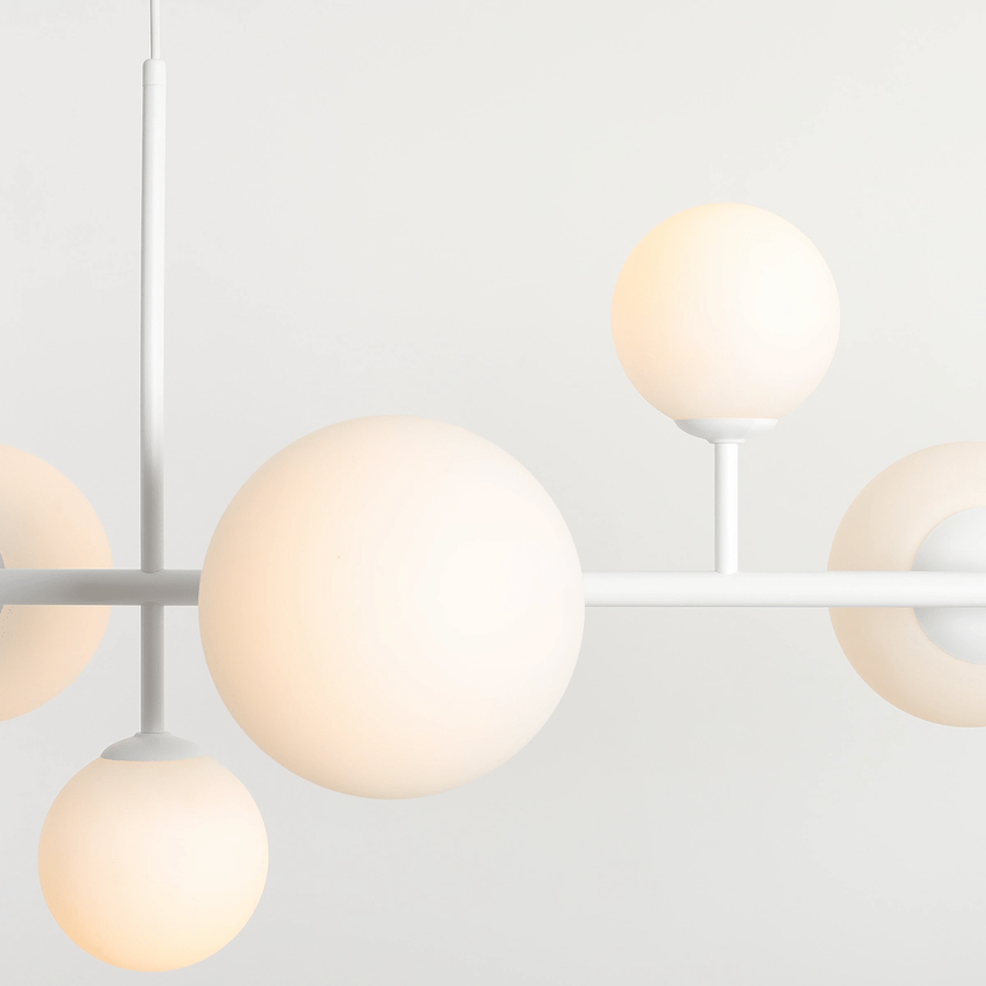 Duży biały żyrandol Dione 9 z kulistymi kloszami na wydłużonym stelażu