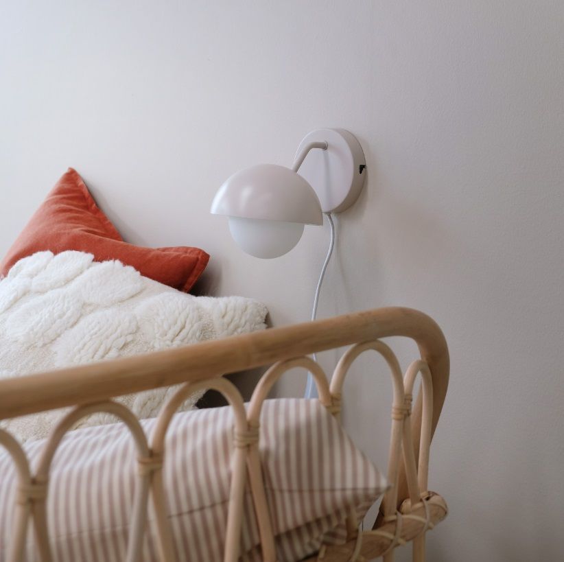 Dziecięcy kinkiet Rose w różowym kolorze z kloszem w kształcie kuli