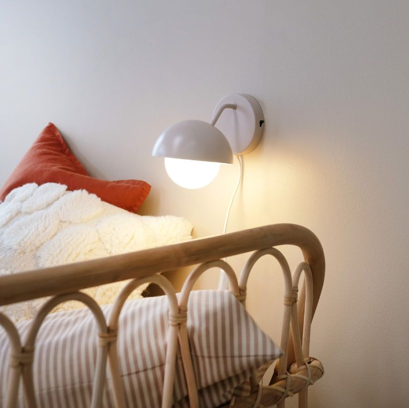 Dziecięcy kinkiet Rose w różowym kolorze z kloszem w kształcie kuli