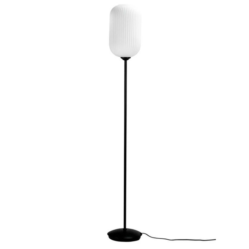 Elegancka lampa podłogowa Riflet z kloszem ze szkła o subtelnych ryflowanych zdobieniach