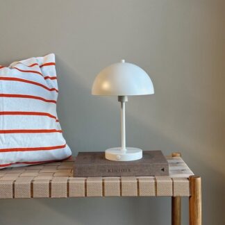 elegancka-lampka-w-ksztalcie-grzybka-w-odcieniu-kremowym-do-sypialni-stockholm-od-dyberg-larsen