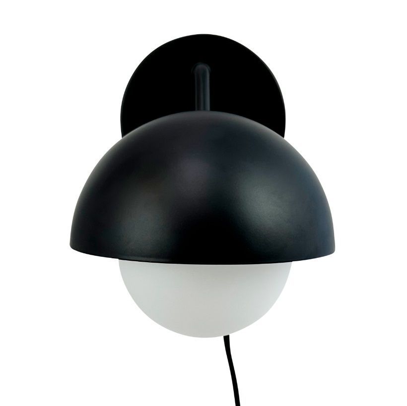 Kinkiet Rose w kształcie kuli w biało-czarnych barwach od Dyberg Larsen